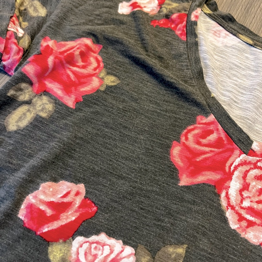 Cuffed sleeve Roses Tee 24/7 - Picture 2 of 7